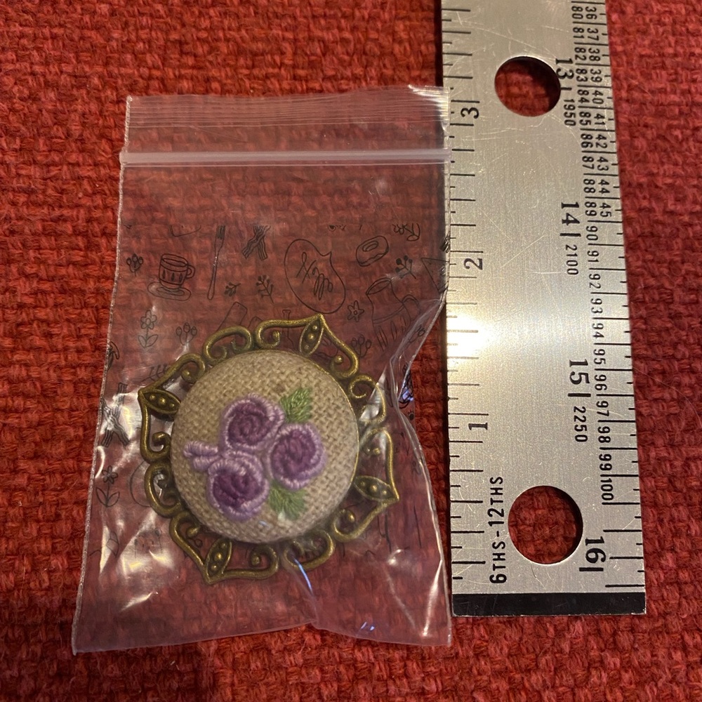 New embroidered flower brooch - Picture 3 of 3